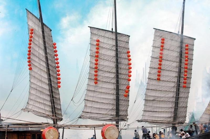 “干帆洒洒逐雨暖，万木萧萧锁雾寒”这句真美，一下就勾勒出两种截然不同的画面。
前