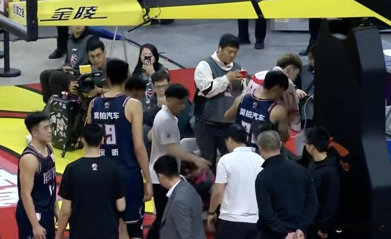 周琦已经逐渐变成了玻璃人了。

今晚广东加时险胜北控，周琦的状态算比较差的。最关