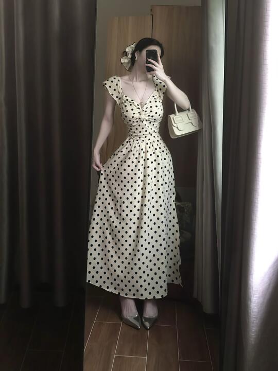 好温柔美女感的波点裙唉～