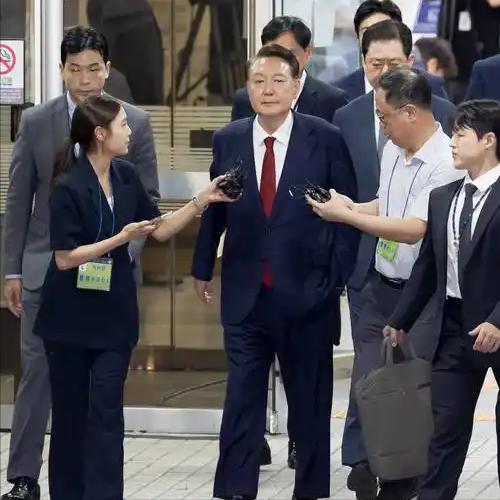 终于判了！
韩国前总统尹锡悦二审尘埃落定，直接被判7年！比一审多2年，相当于坐实