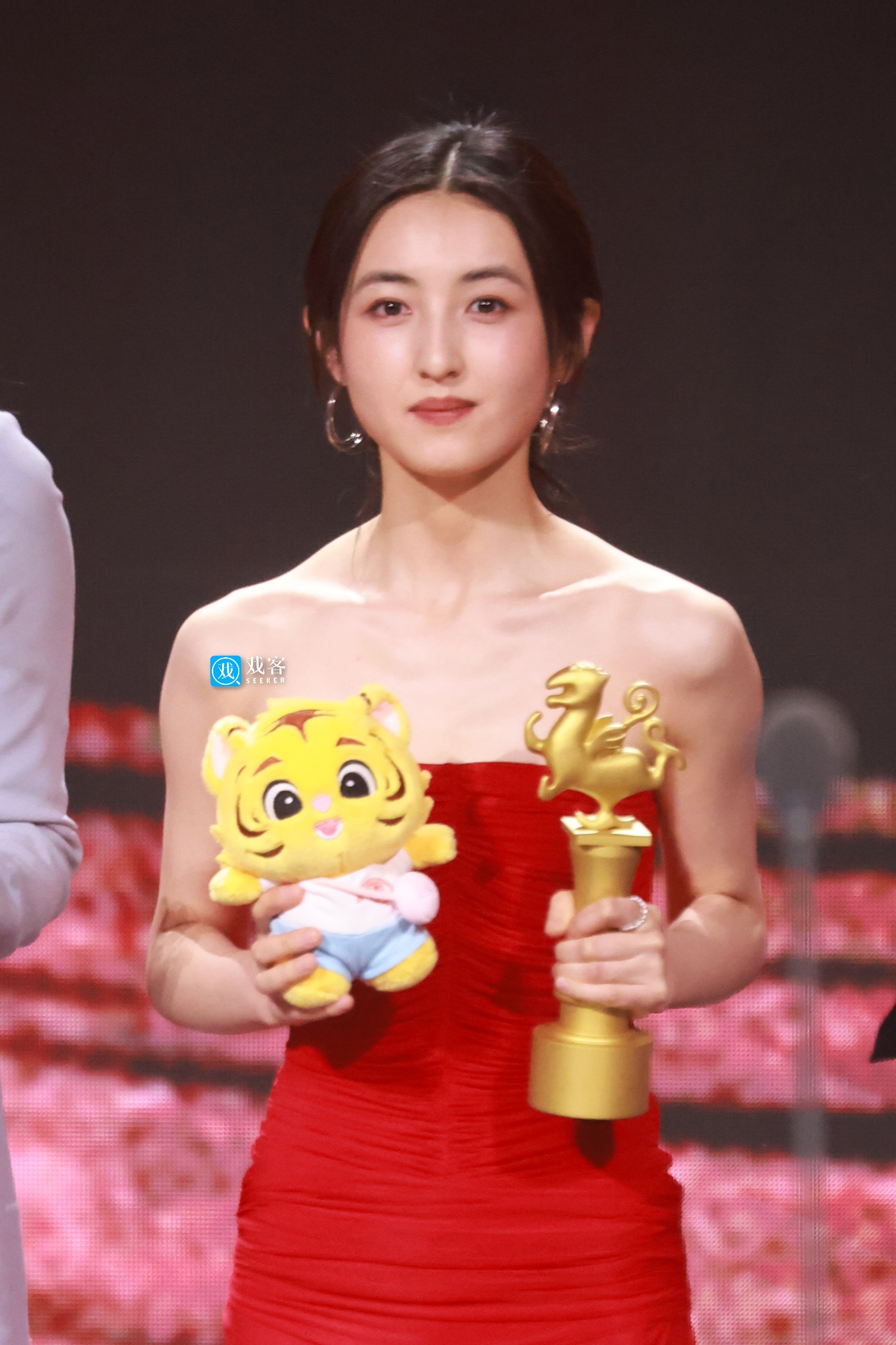 【戏客现场】张子枫第32届大学生电影节青春之夜 上台领奖🏆恭喜子枫妹妹！台风会