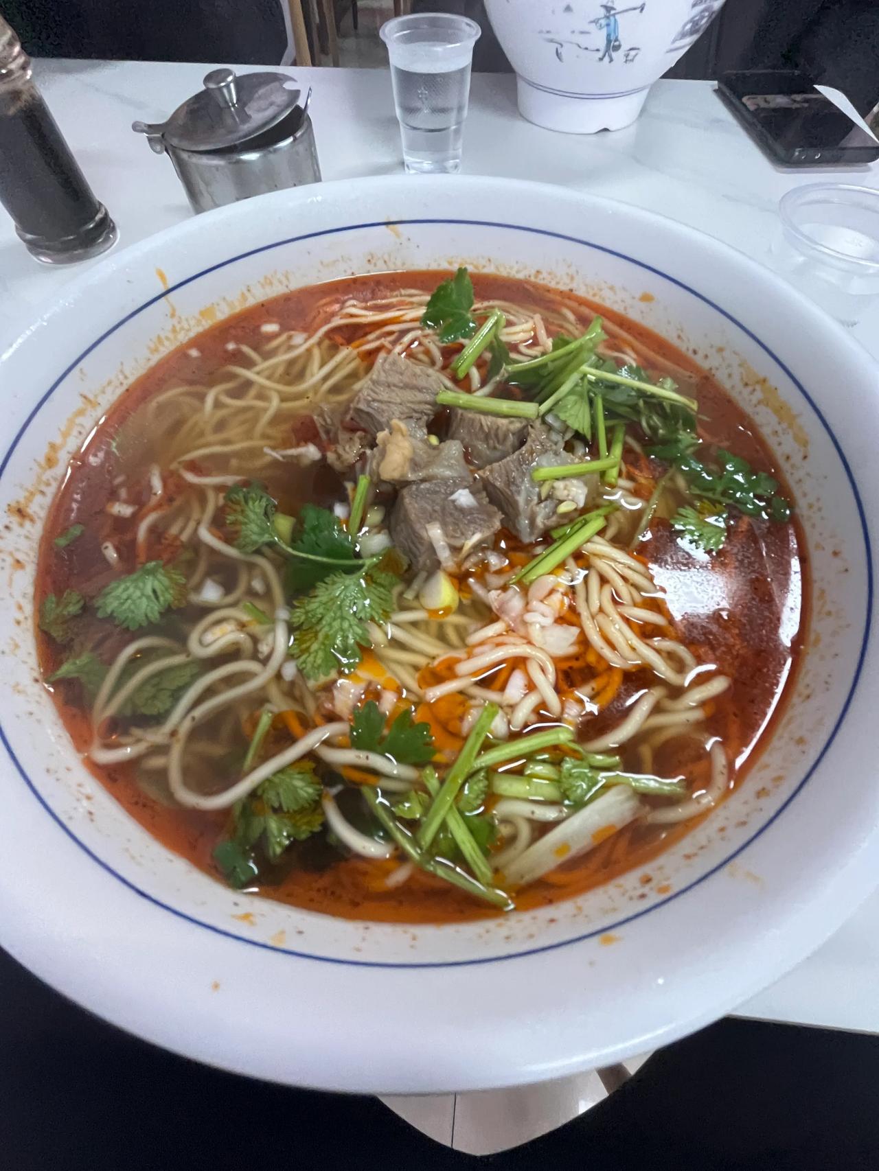 老板 给我来一碗15块钱的牛肉面，只要面不要肉