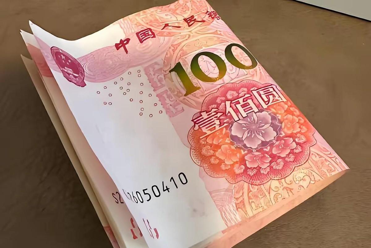 前阵婆婆找我借两千应急，昨天还钱，抽一叠百元钞给我，我当着面没好意思数，回屋一点