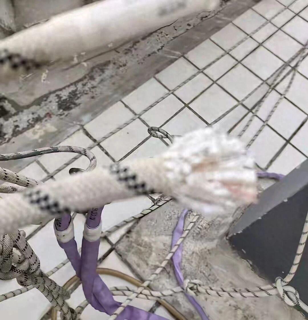 7月20日报道，武汉，一名工人在60层高空干活，忽然发现保命的副绳被人割断，14