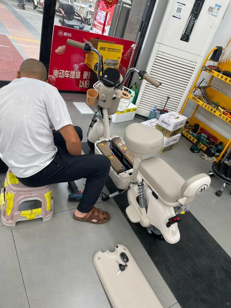 我发现我买东西还是很爽快的，3分钟我和闺女就把她的小电车搞定了，爱玛的2099元