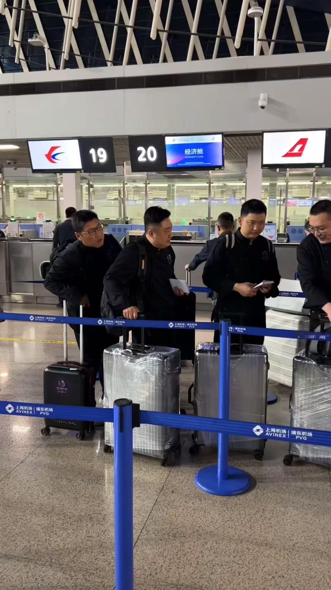 大厨们推着食材过安检又霸气又接地气，一改高端晚宴固有印象，让世界尝尝中国味道，这