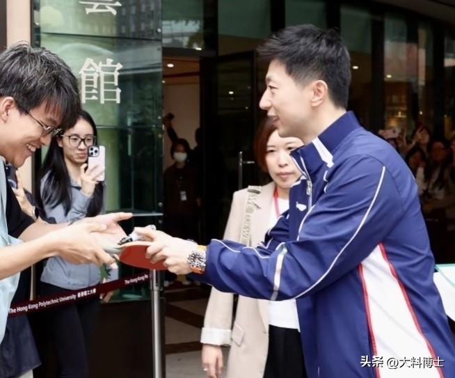 马龙怎么长的这么精神，笑容总那么灿烂，霍启刚霍启山兄弟、郭晶晶和马龙一起亮相香港