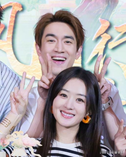 好家伙！赵丽颖和林更新你俩要不在一起算了吧，庆功宴定在521，一个穿着兔子T恤，