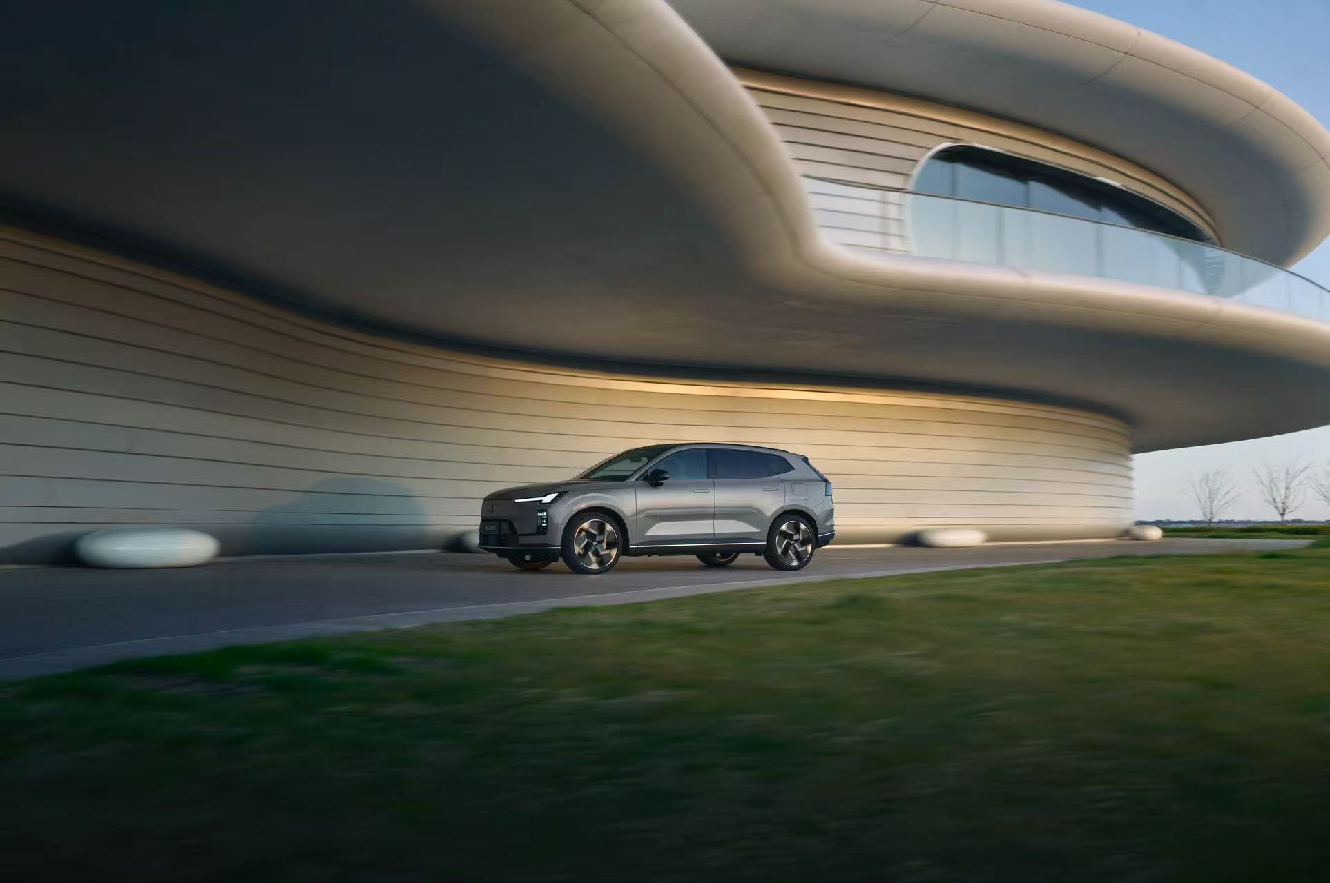 25万买沃尔沃豪华混动 沃尔沃XC70 99周年感恩纪念版正式登场，这波诚意真的