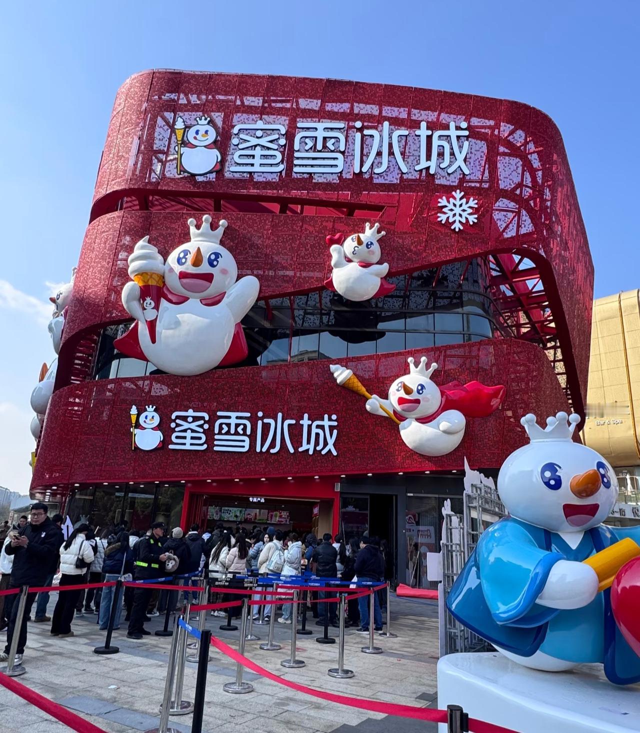 高攀不起雪王啦！
最近蜜雪在杭州的首个旗舰店正式开业
一时间热度居高不下
这不今