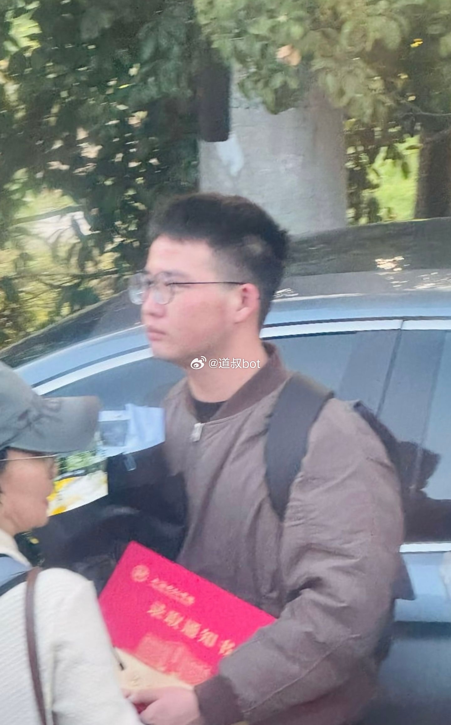 在送别张雪峰的人群中，有位学生手捧着录取通知书，眼眶泛红，泪水在眼中打转……一个