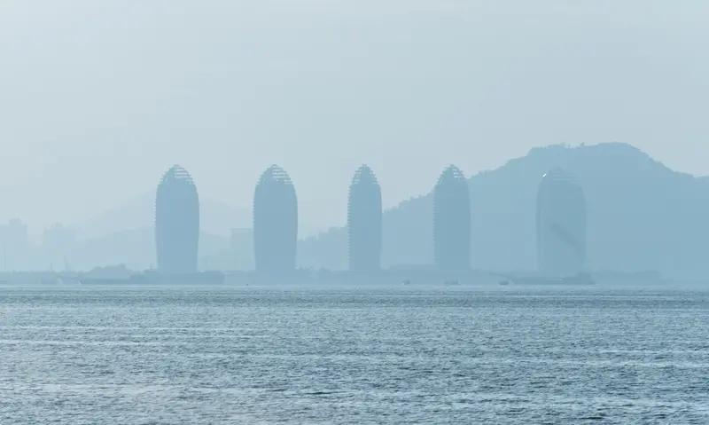 山西人出省买房，海南是热门之选。2008 年，海口销售约 300 万平方米房子，