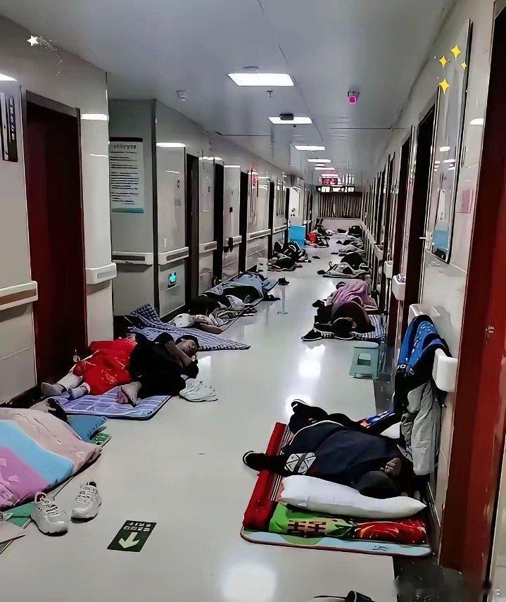 凌晨三点的医院走廊，乌压压睡满了人。不是没人管，是院长亲自下的令:“让他们睡，只