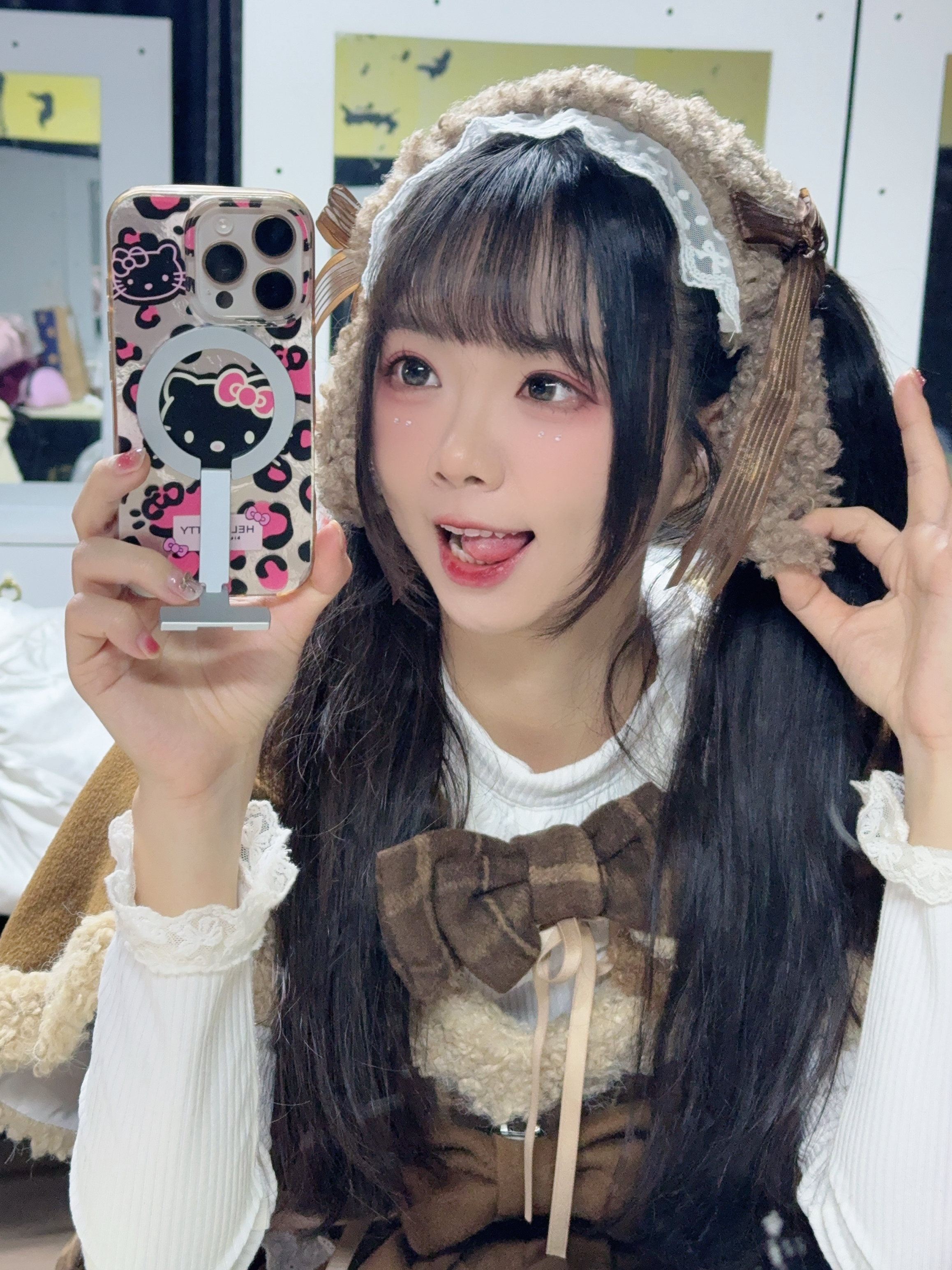 好久没有对镜自拍 一下子拍了九宫格🤳分不清是小狗🐶还是小熊🧸好冷哦 ૮  