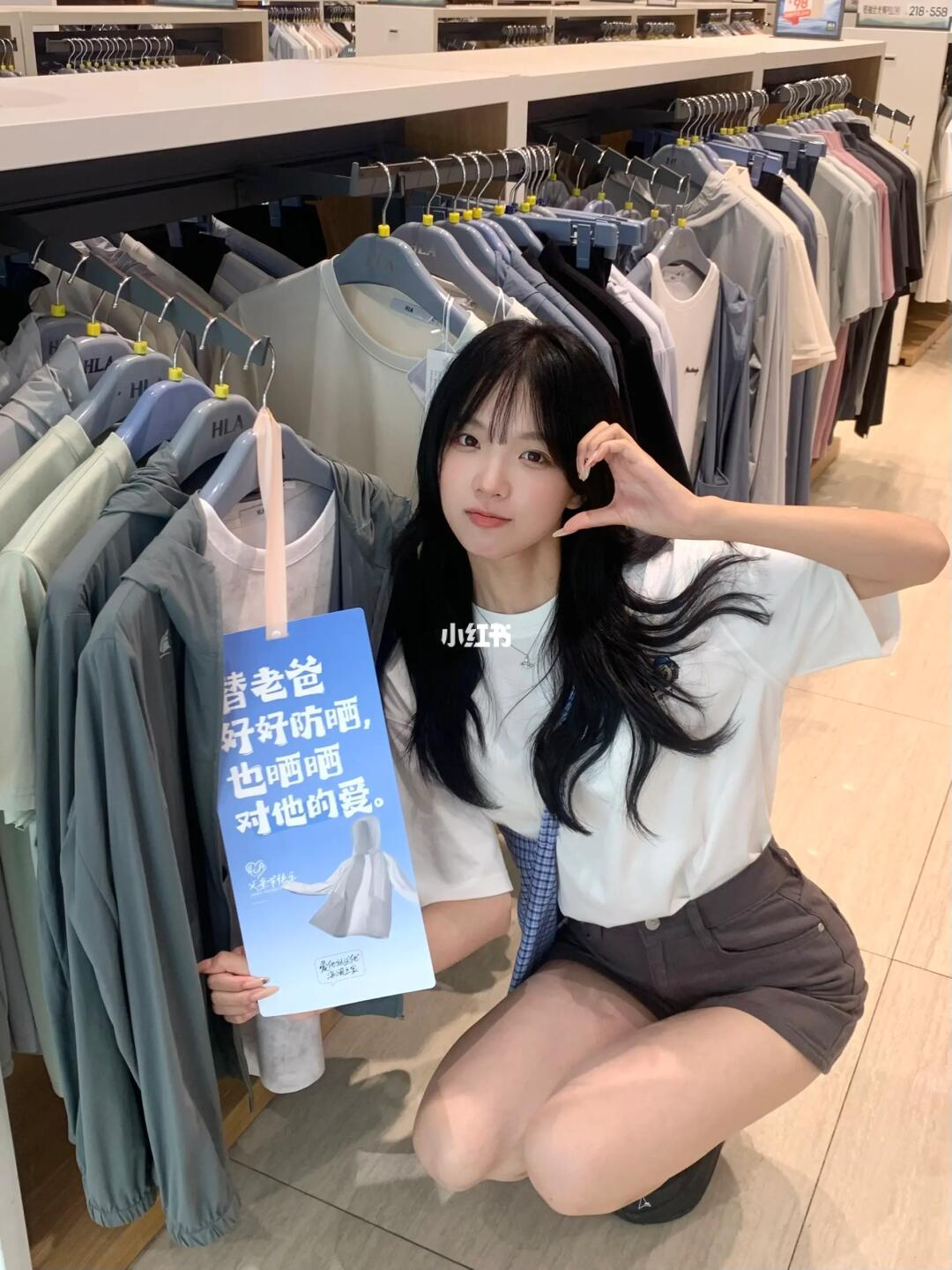 来给爸爸买件新衣服！
