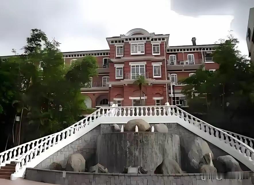 李嘉诚为亡妻建的港大庄月明楼，被叫“棺材楼”整整30年，真相到底有多离谱？

香