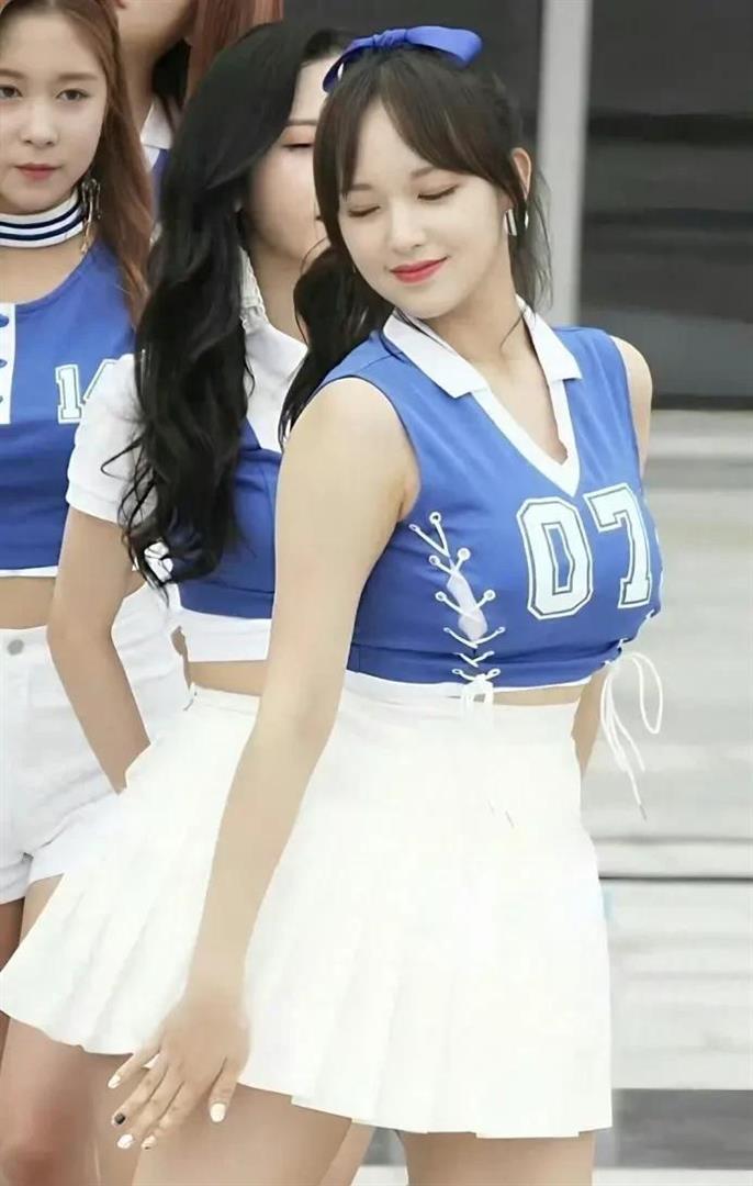 最近程潇那组早期照片又被翻出来了，就是那种穿着背心健美裤，肉乎乎的脸蛋，一看就特