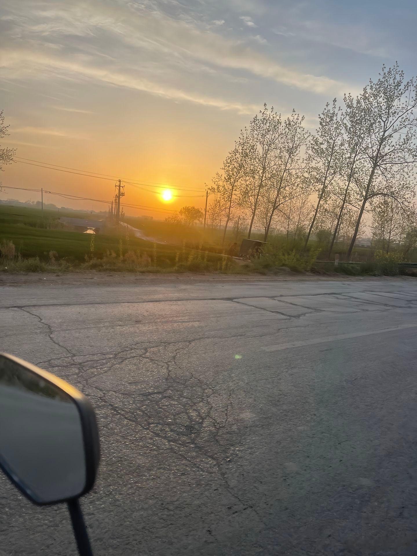 随手拍一个人坐了好久，想了好多事，低下头眼泪下来了。真真切切体会到生活的无力感，