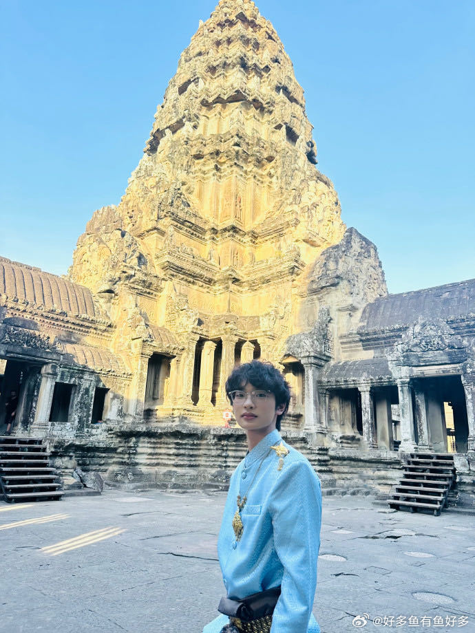 钟美美没有被原生家庭困住钟美美带着伤痕依旧活得自洽原生家庭留下的印记难以消散，钟