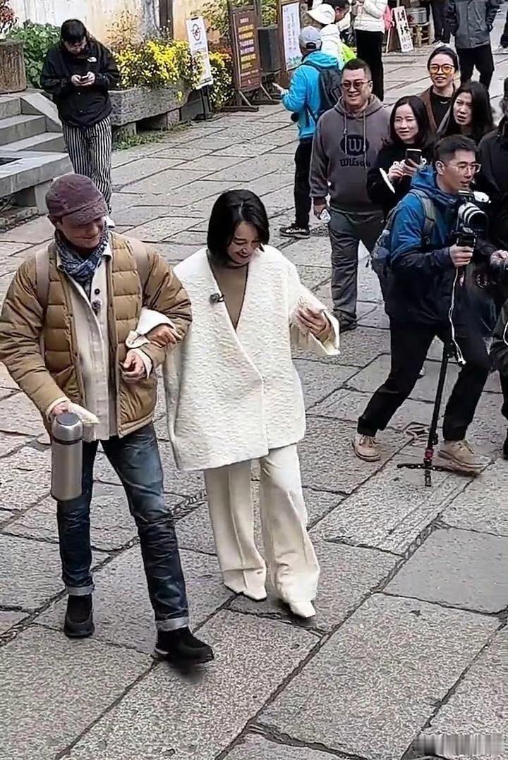 周一围与朱丹亮相综艺，大水壶抢镜，朱丹似携小老头同行。 ​​​