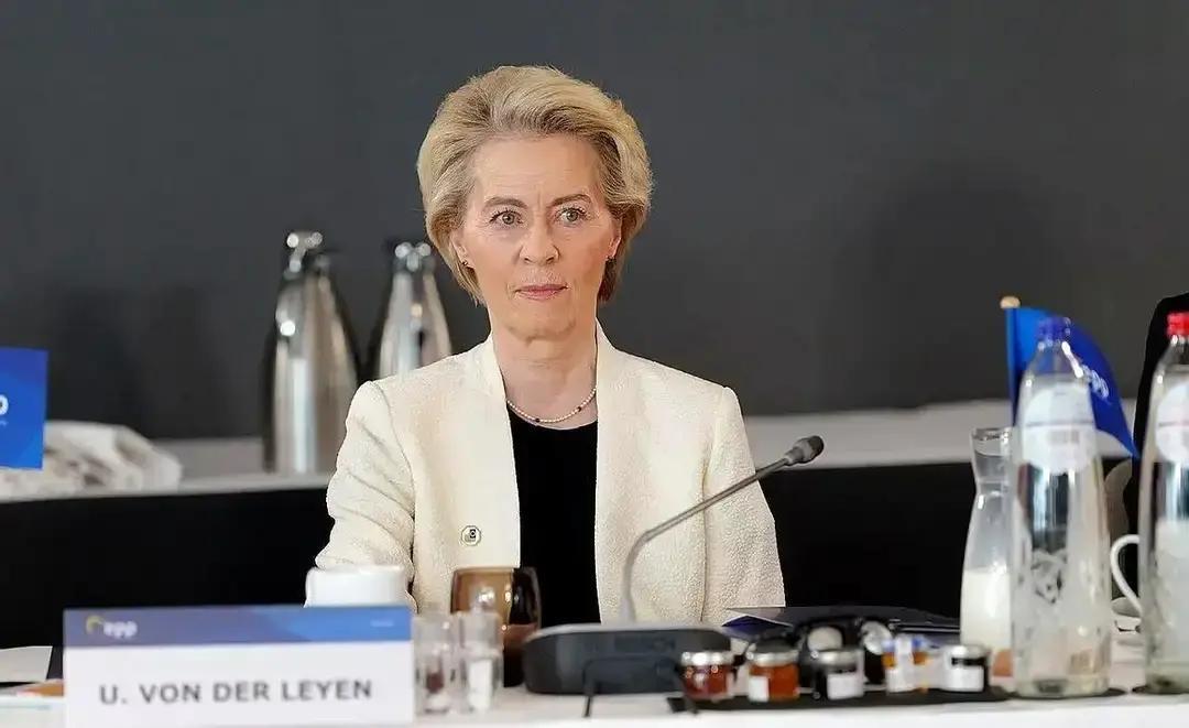 快讯！快讯！
1400亿欧元，就这么摆在桌上，像一颗定时炸弹，随时可能引爆。冯德