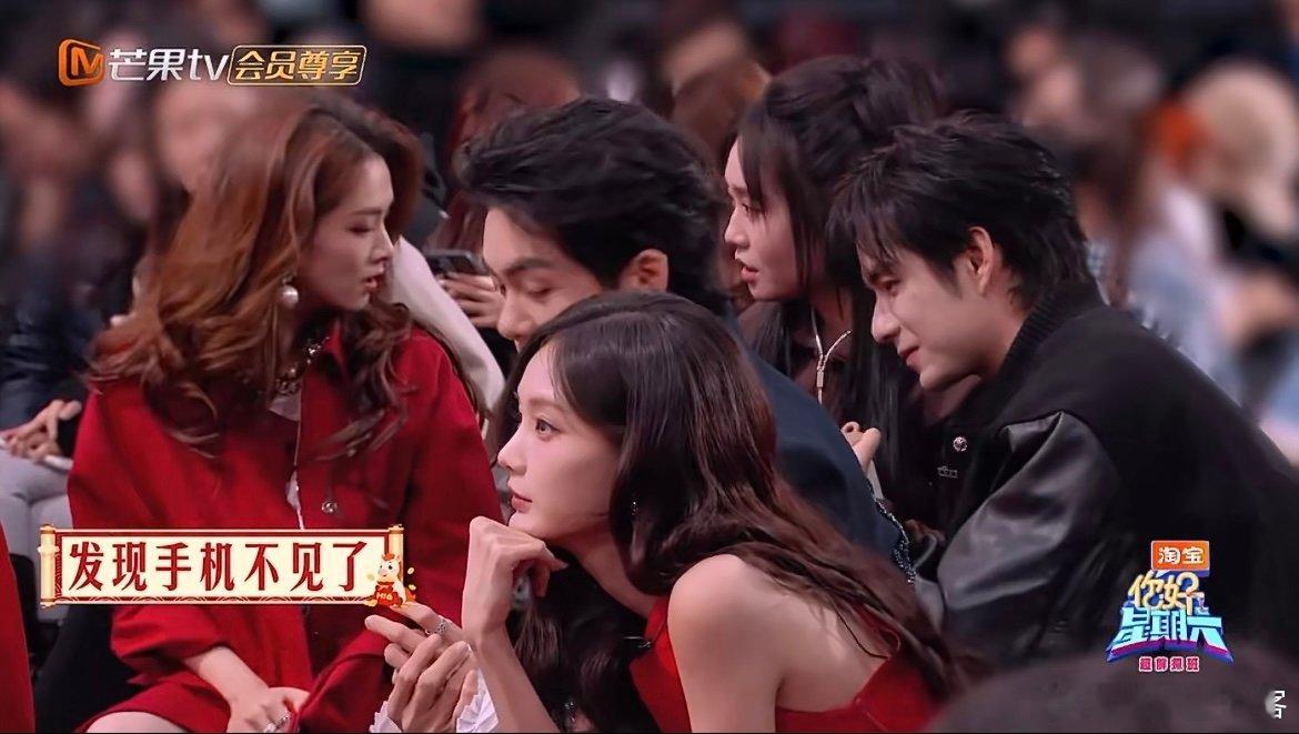 陈昊宇被逗出个括弧笑 全员组团逗i人也太可爱了！陈昊宇找手机被大家围着逗，直接笑