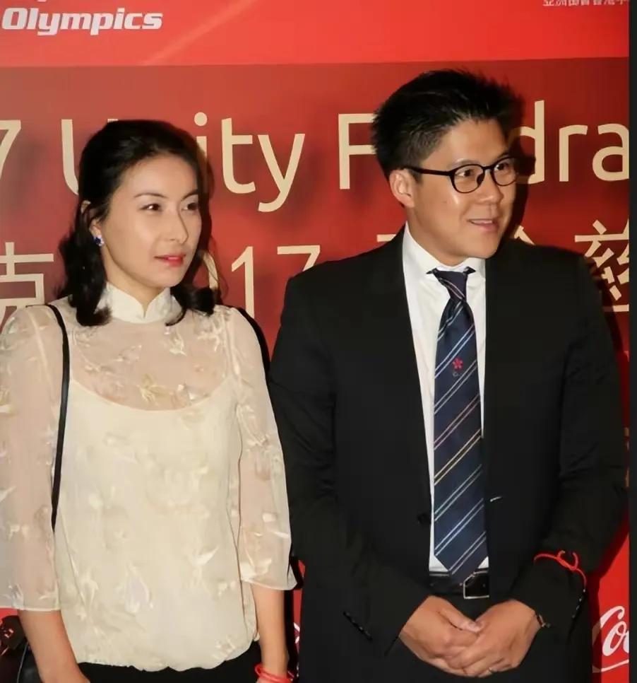 他们是原配夫妻
他们是真爱夫妻
他们是模范夫妻
他们是低调夫妻
他们是零绯闻夫妻
