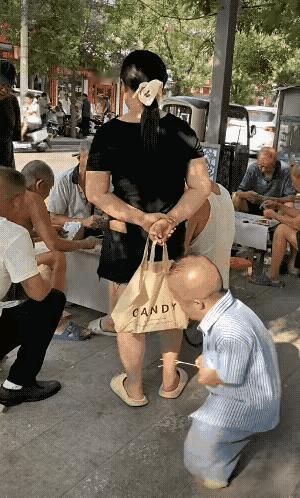 矮子哥，你如能脱掉美女的两只鞋才是高手！
