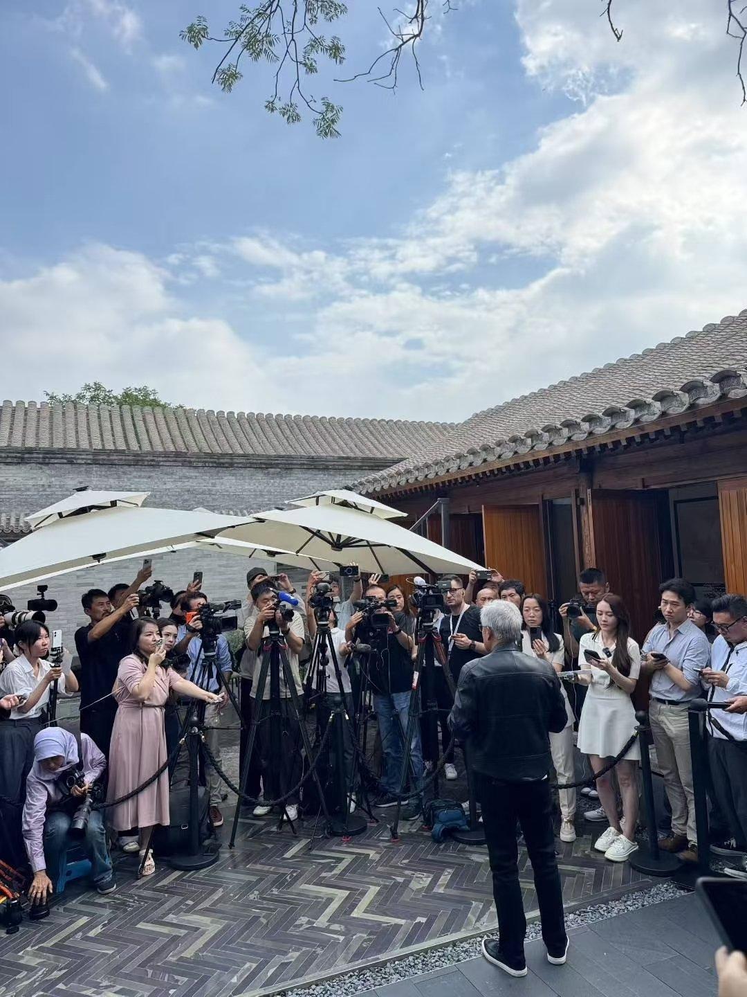 昨天我还不太信，黄仁勋在北京30多度的天穿皮衣，今天看到这张图我信了。 黄仁勋回