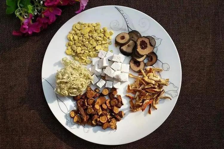 温胆汤，对肥胖、高血脂、脂肪肝，舌苔腻等都有很好的作用

近年来，这个方子频频出