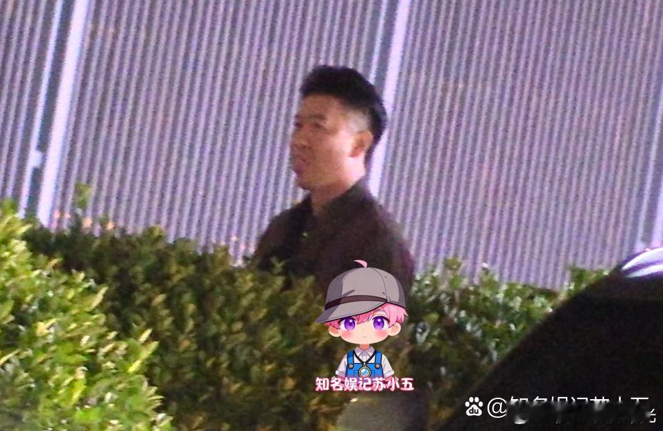 曹云金草丛旁小便曹云金边尿边随地吐痰 有娱乐自媒体拍到曹云金在草丛旁小便，还边尿