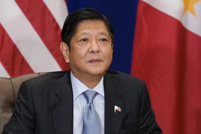 特朗普和菲律宾总统小马科斯会晤时说美国和中国相处得很好，还说不反对菲律宾和中国交