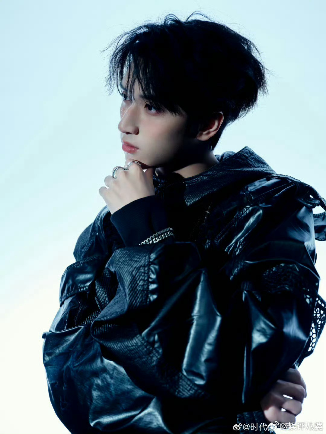 😭谁看了不说一句绝!严浩翔《FLY》概念视频每一帧都踩在审美点上✨钉饰大衣冷冽