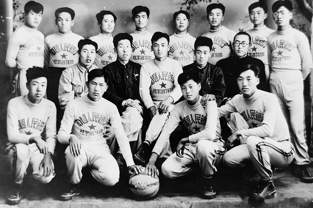 1953年10月1日，黑龙江省杜尔伯特旗中国人民银行篮排球队庆祝国庆节合影留念。