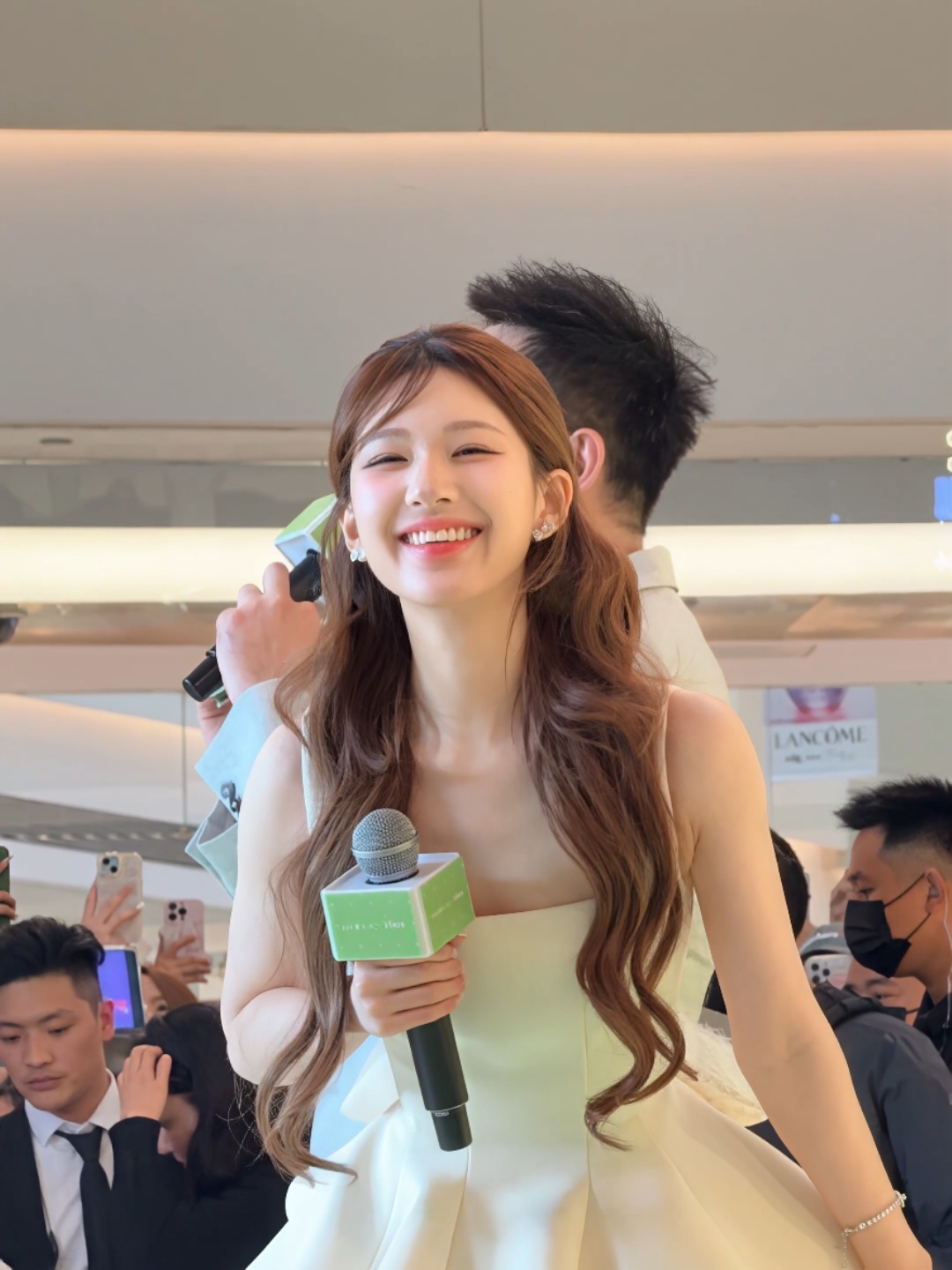 我觉得既然抖音发了 那微博也必须发一份当小猪眯起眼突然看清时：差点忘了说，其实我