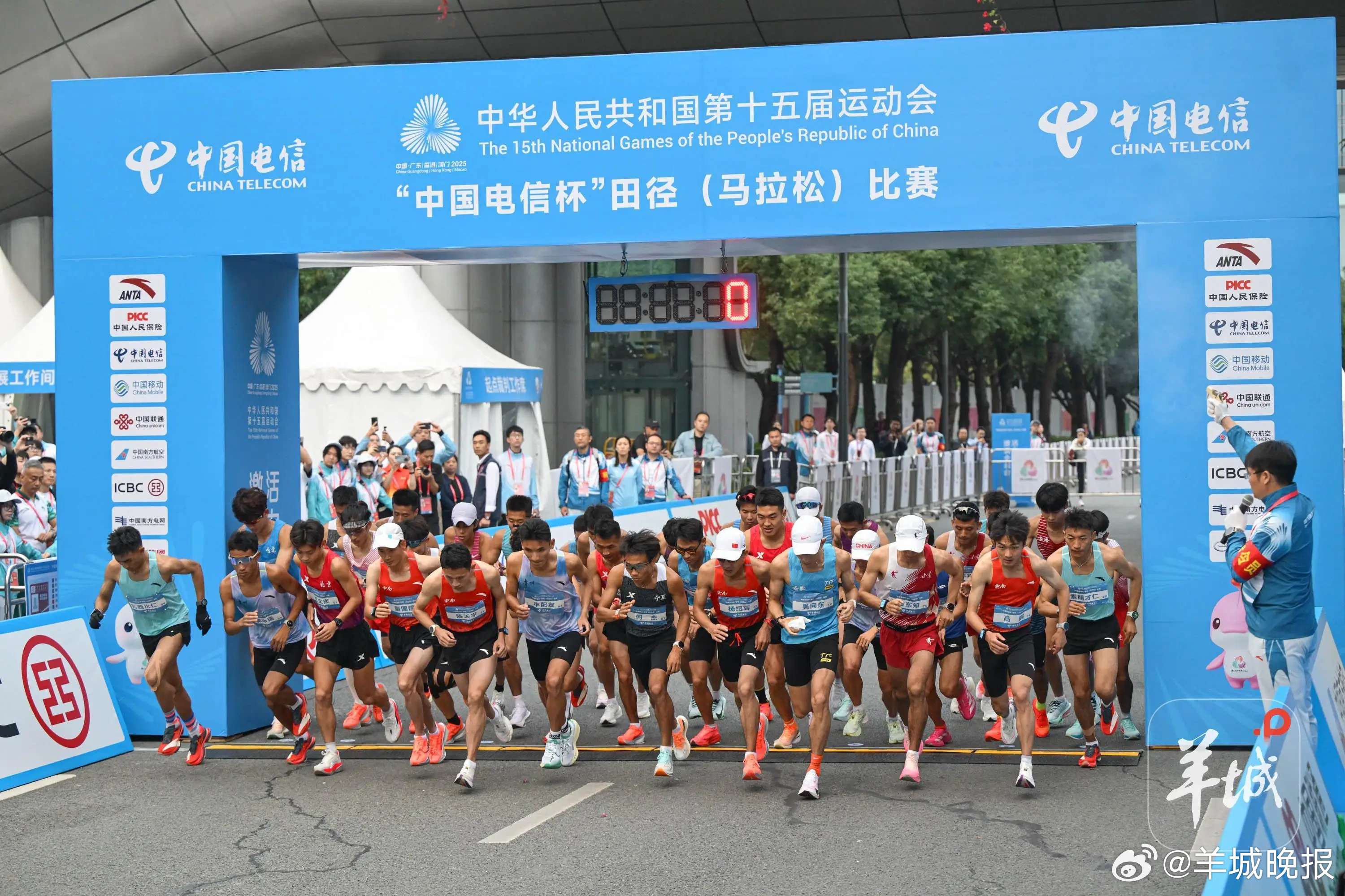 【】11月15日清晨7时整，深圳湾体育中心“砰”的一声发令枪响划破长空，第十五届