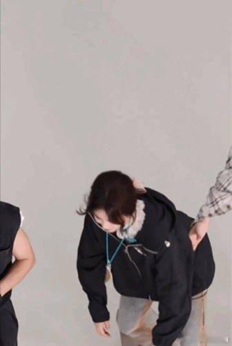 #范丞丞抽白鹿凳子# 本身范丞丞和白鹿就是两个很有综艺感的人，他们更是在节目之中