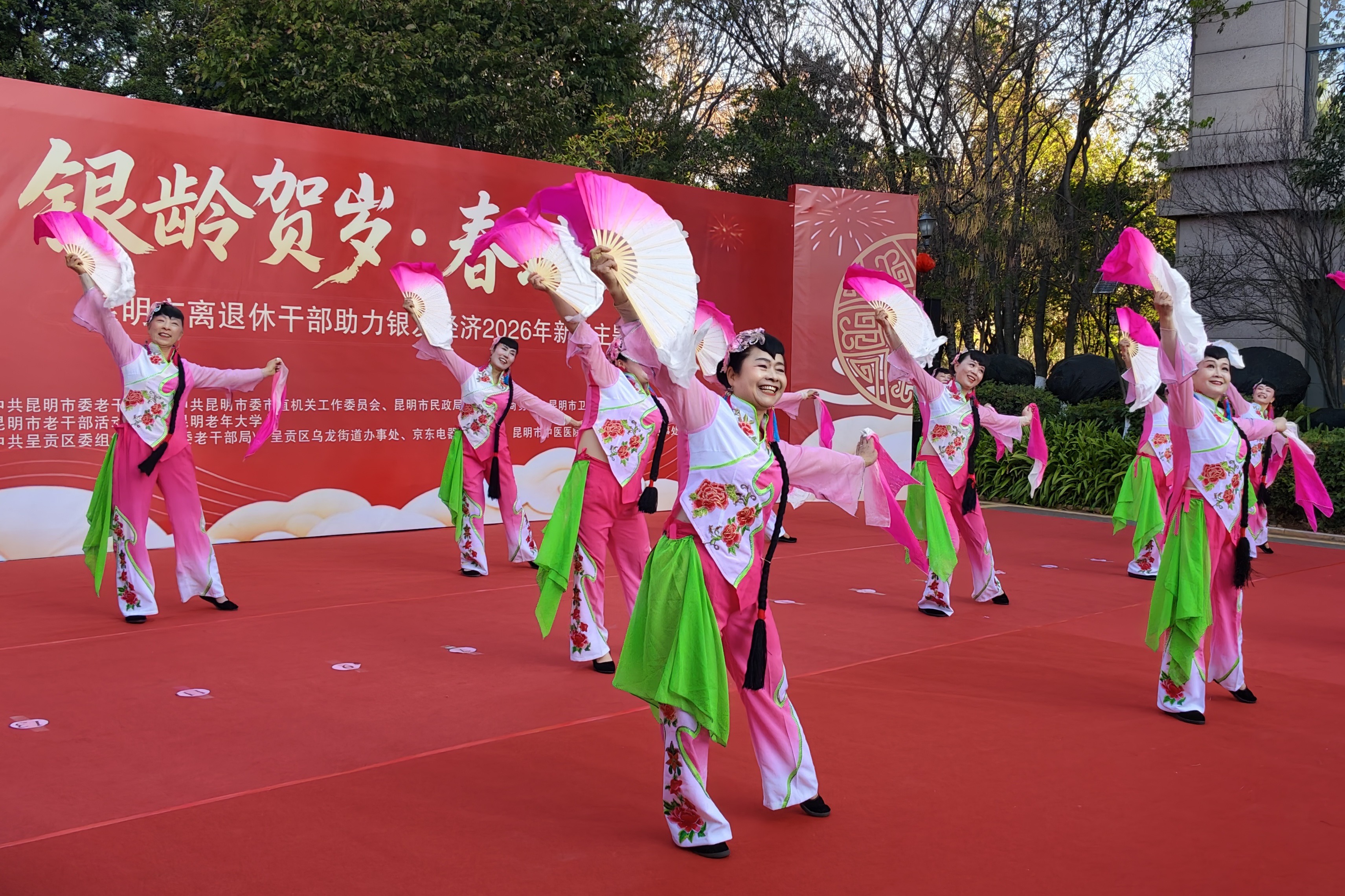 年味浓、服务暖！昆明“银龄贺岁·春城市集”欢乐开集