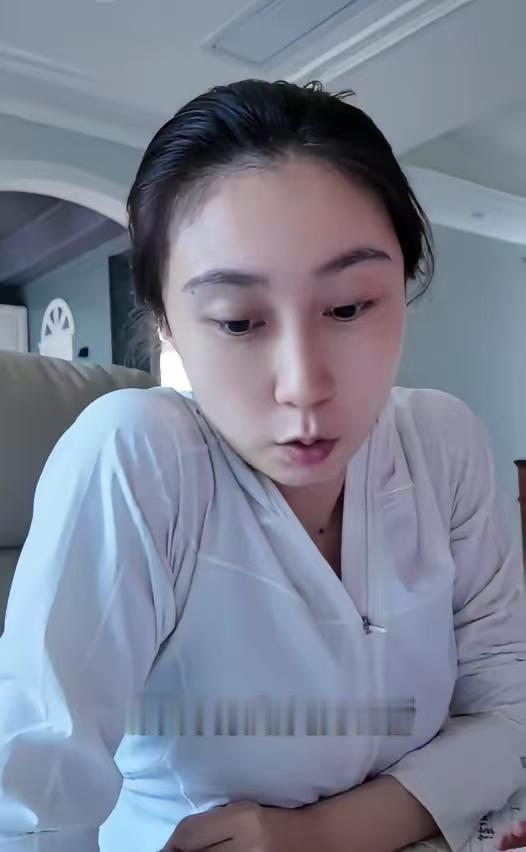 半年走了6个保姆！水亦诗家真的不好伺候呀[捂脸]住在一起的有水亦诗、她妈妈、她老