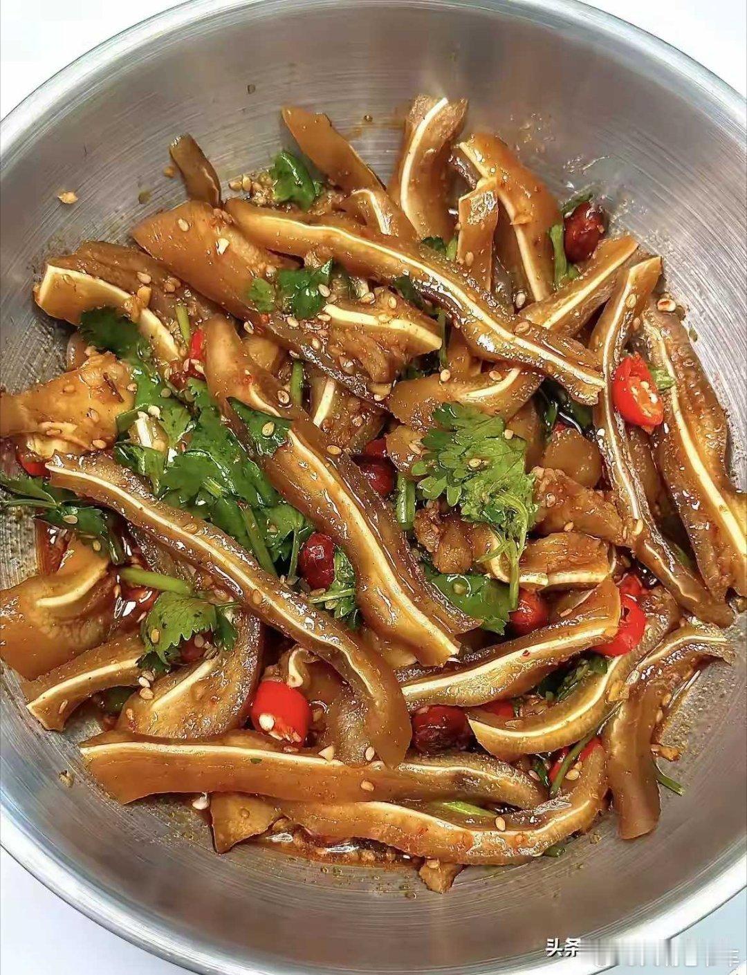 美食[超话] 终于明白实体店为啥难做了！买个猪耳朵，直接给我整懵。50多块就买了