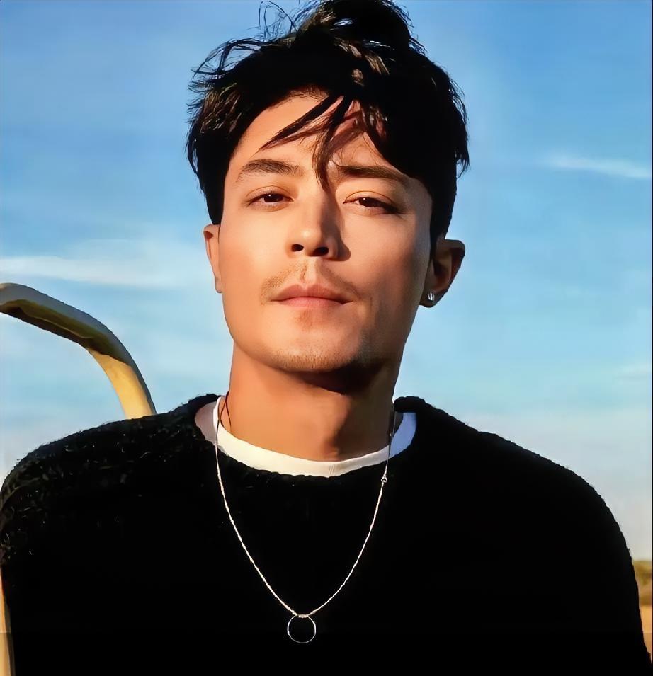 粉丝叫他“吃货”，他当场就急了。
不乐意？
当场回信八百字。
这哪是明星，分明是