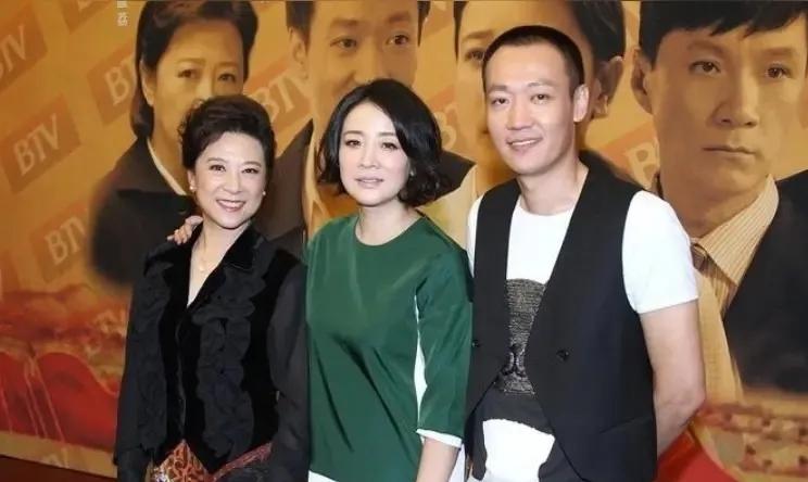 左边这位，是被誉为“第一嫂子”的王馥荔，以及容貌出众的陈小艺吗？你可知道右边那位
