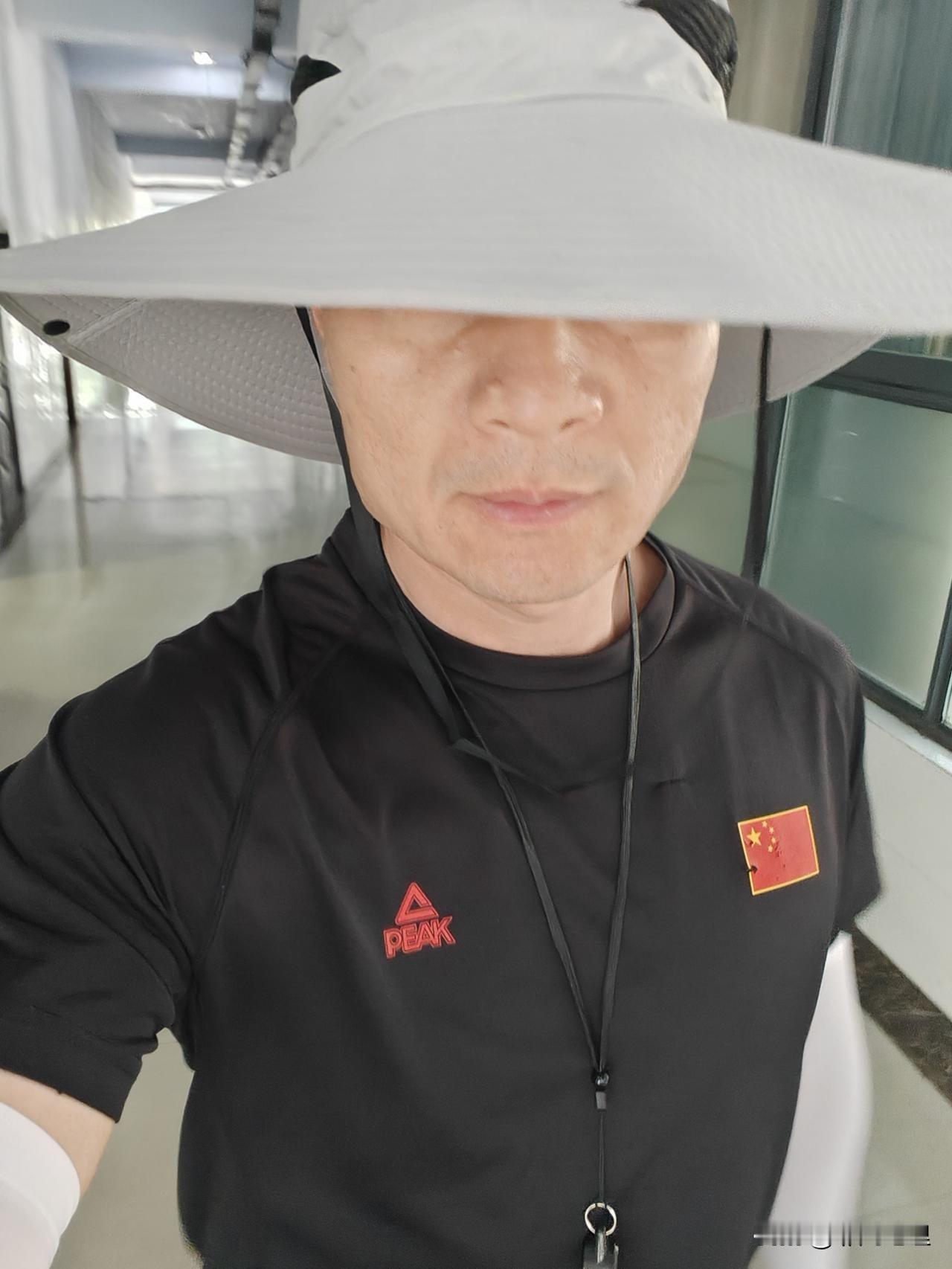 体育老师真的是干不了呀！
先说课时，一周十二节标准课时，但是每天课间操，下午体测