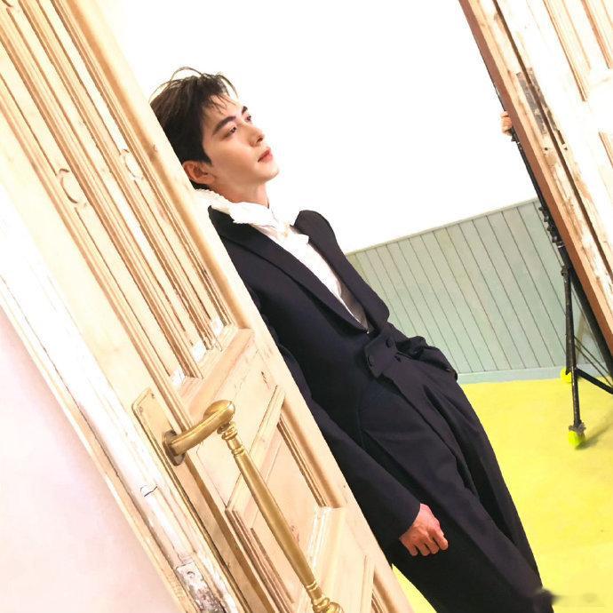 陈星旭vogue上演贵公子 谁能拒绝一个穿着燕尾服走红毯的陈星旭！宫廷风衬衫的精