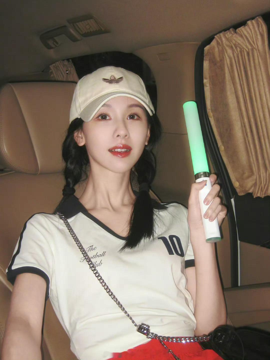 陈都灵看五月天演唱会现场照 可爱兔子妹 ​​​