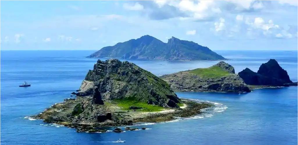 现在，日本渔船已经准备好要强行登陆，口号喊得震天响，右翼势力摩拳擦掌，石垣市议会