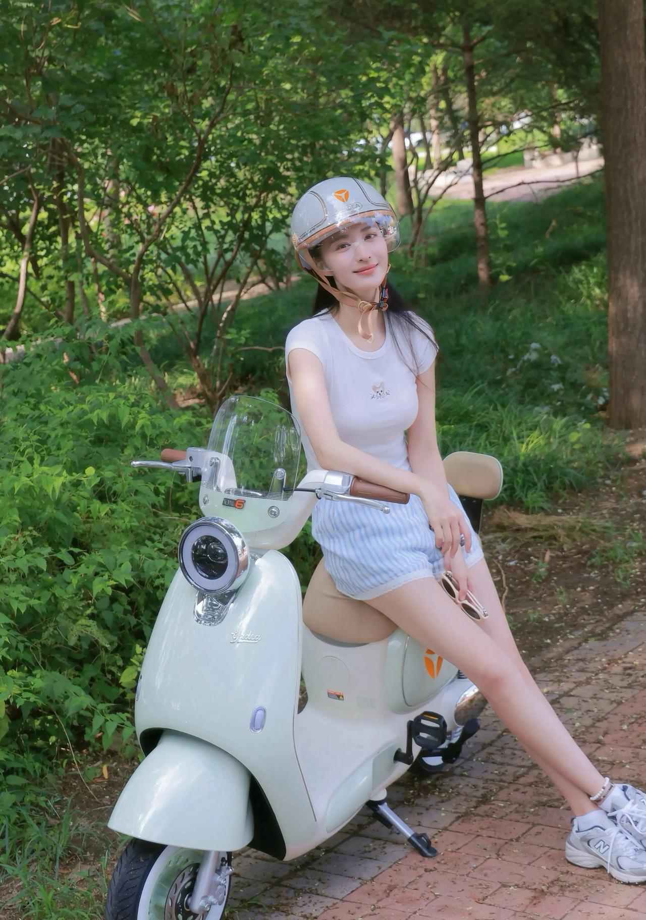 王楚然以一身简约而不失格调的装扮亮相，瞬间吸引了众人的目光。她身着一件纯白T恤，