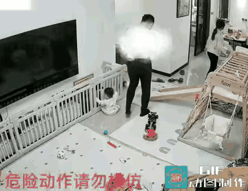 没看见！
这位是个正常人吗？明明看到栏架到了压在孩子身上，他还和没事儿人一样，慢