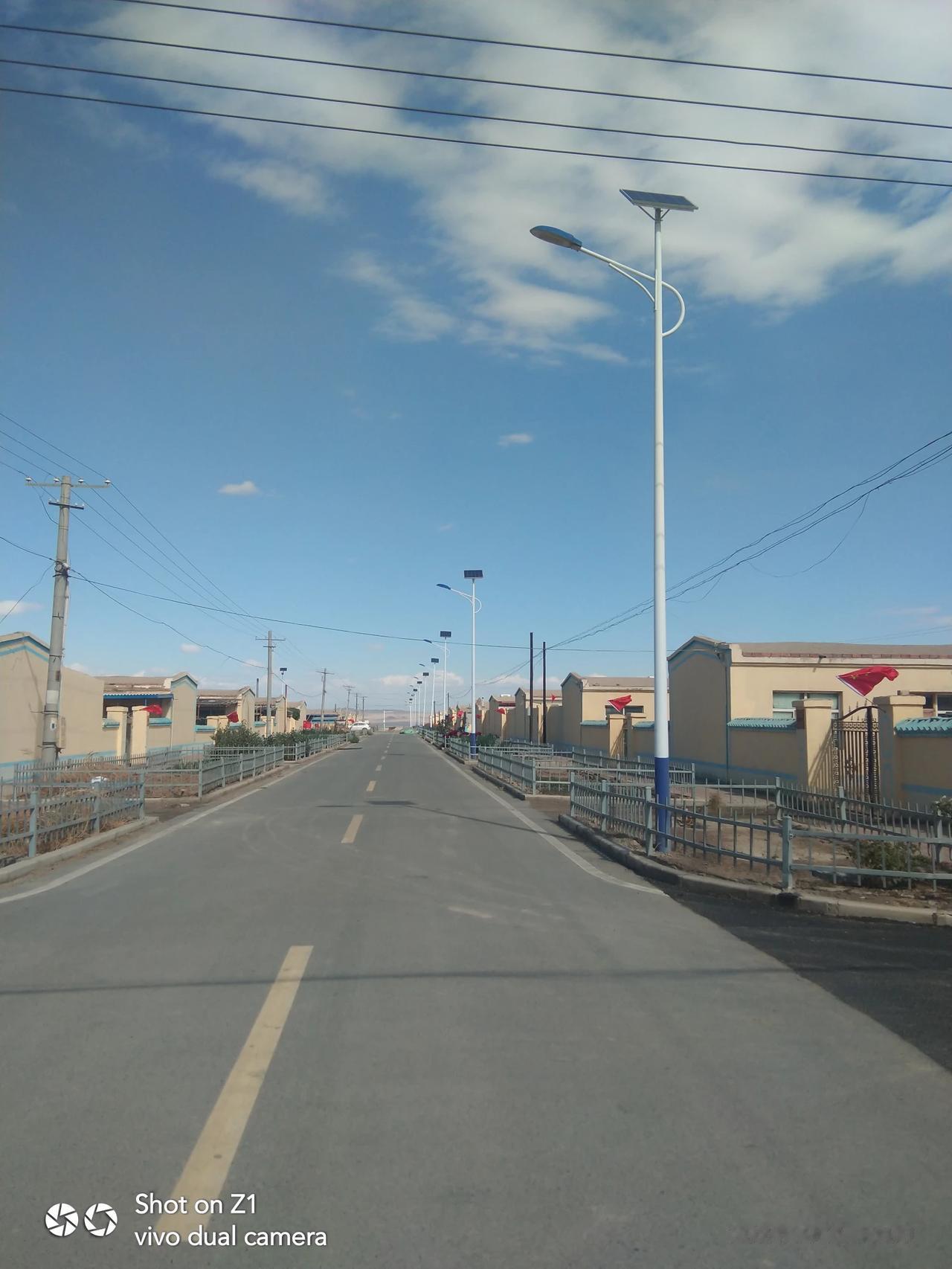 国庆节快到了。村子里各家各户都插上了小红旗。