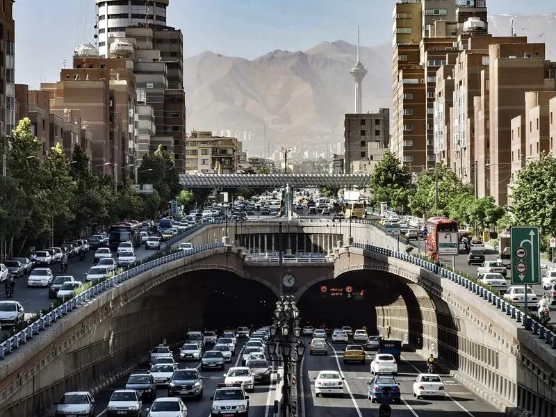 伊朗局势是否继续恶化还真不好说。从地缘政治看，伊朗处于中东重要位置，周边局势本就